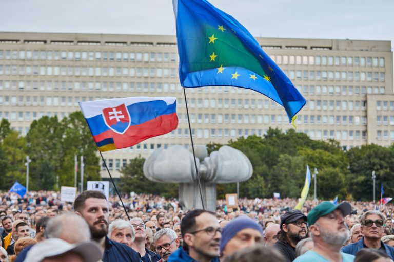 Tisíce lidí přišly v Bratislavě na protestní průvod kvůli zásahům do kultury