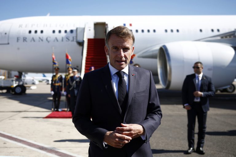 Macron v rozhovoru s Pezeškjánem vyzval Írán k zastavení útoků na země v regionu