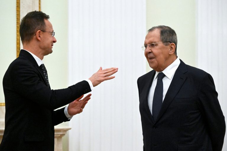 Szijjártó mluvil s Lavrovem o podobě sankcí EU, ukázala nahrávka