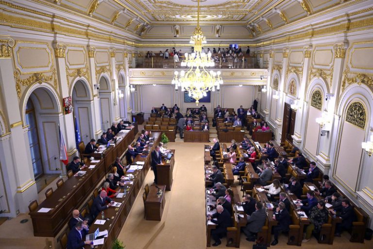 Poslanci budou schvalovat snížení odvodů živnostníků na loňskou úroveň