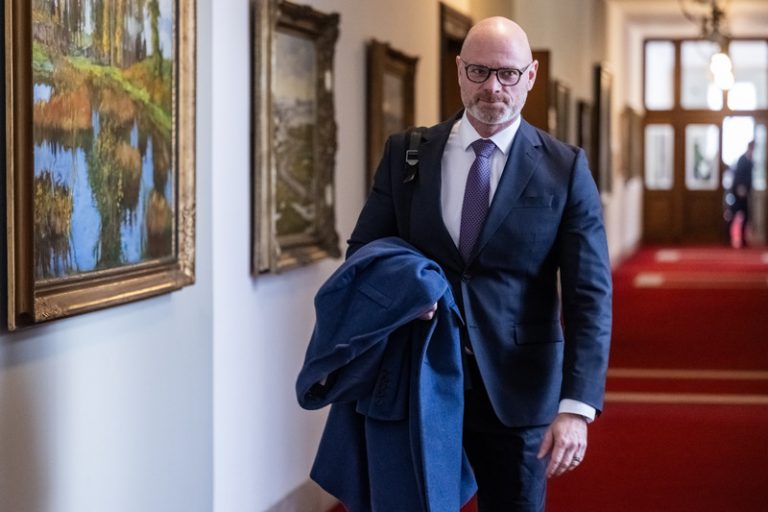 Vláda nesouhlasí s novelou o zákazu používání mobilů ve školách