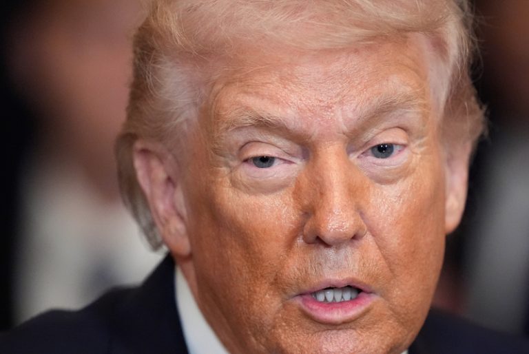 Je předčasné mluvit o zabavování íránské ropy, ale vyloučit to nelze, řekl Trump