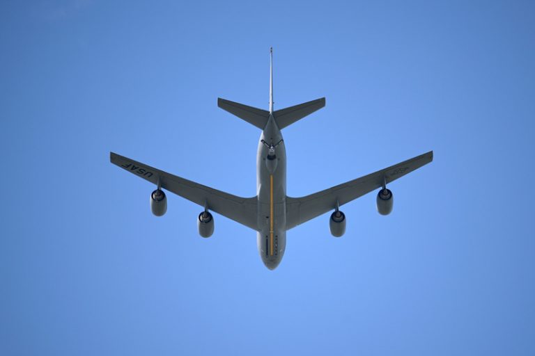 Íránský úder podle WSJ poškodil pět amerických letounů, Trump škody zlehčuje