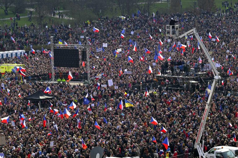 Turek: Aktéři sobotní demonstrace na Letné hájili své zájmy, ne demokracii