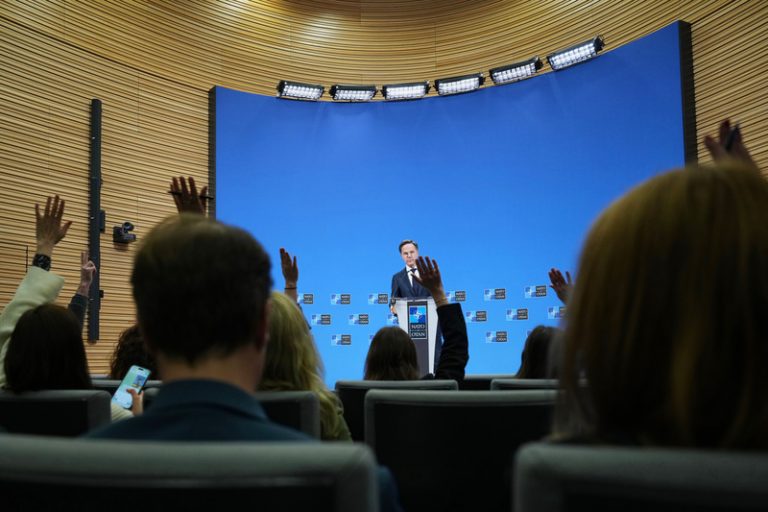Klíčové zbraně včetně těch amerických stále putují na Ukrajinu, řekl Rutte