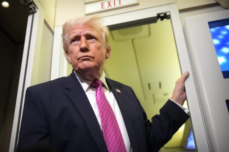 Trump pohrozil Íránu zničením elektráren, ropných vrtů i ostrova Charg