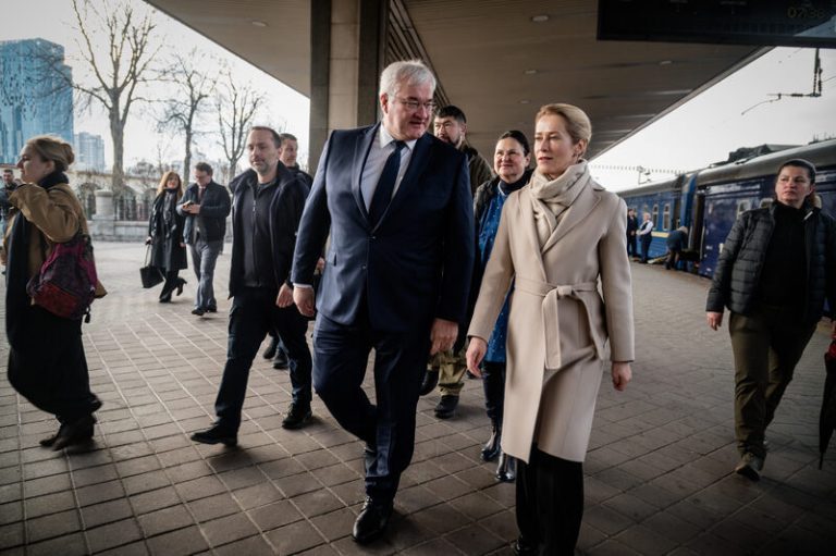 Na Ukrajinu přijela Kallasová a někteří ministři zahraničí, připomenou si Buču