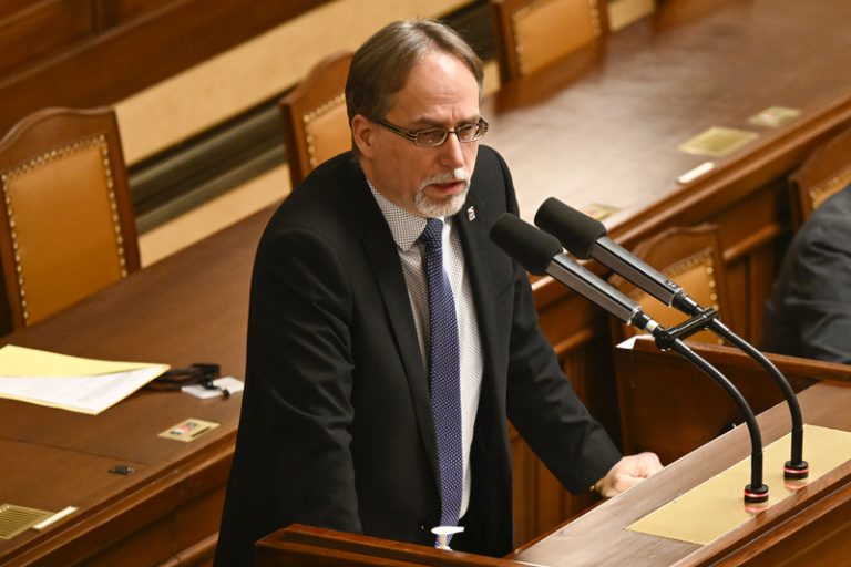 Náměstek MŠMT Kettner se omluvil Minářovi a Halíkovi za sdílení falešného snímku