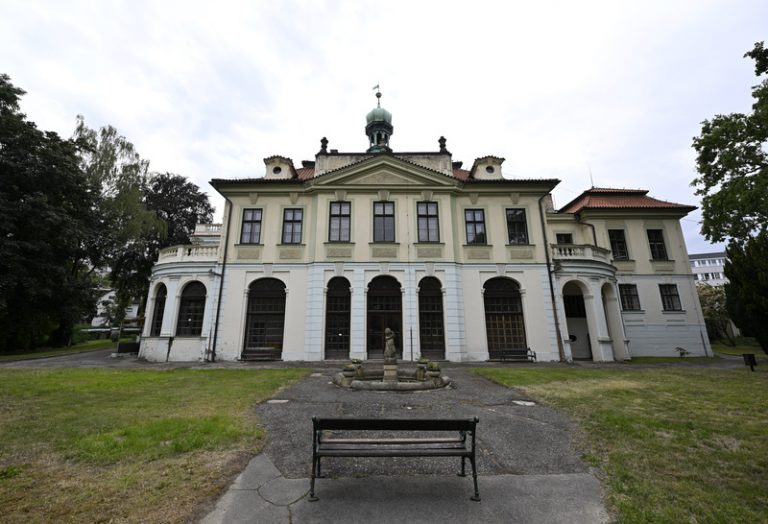 Praha koupí od státu zámek Veleslavín a Národní dům na Vinohradech