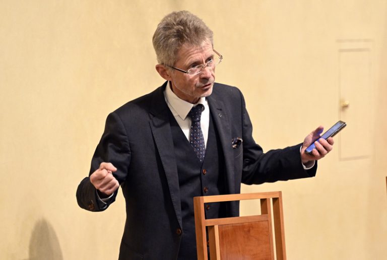 Na dubnové schůzi Senátu by podle Vystrčila mohl být konečně i premiér Babiš