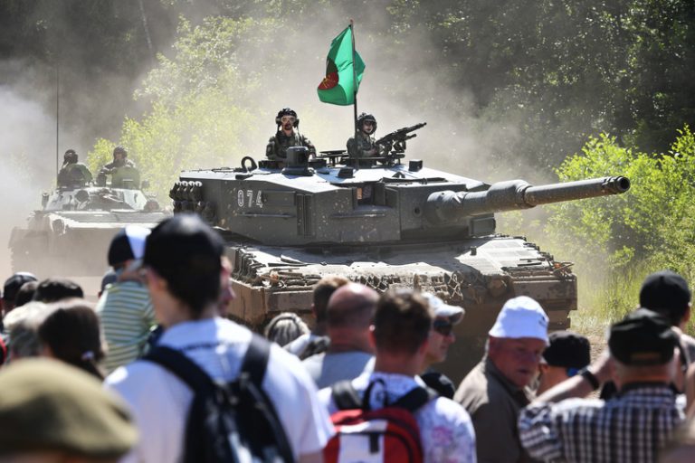 Babiš a opozice se přou kvůli neplnění závazku Česka vůči NATO