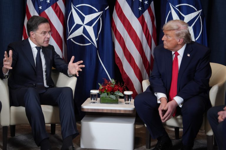 Trump bude jednat s Ruttem o možnosti vystoupení USA z NATO