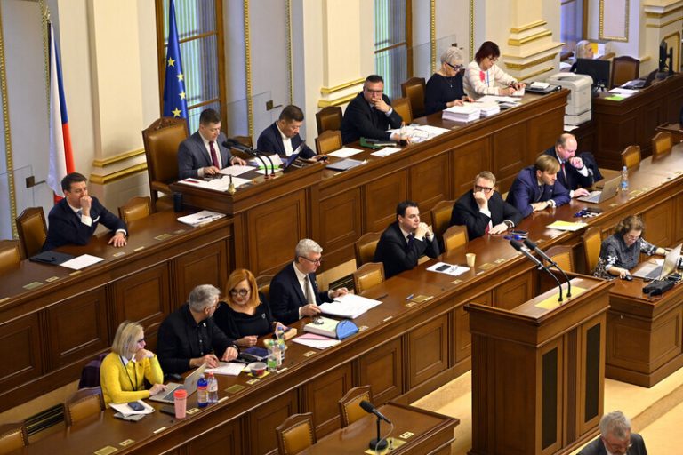 Vládní tábor opět prosadil možnost nočního jednání Sněmovny