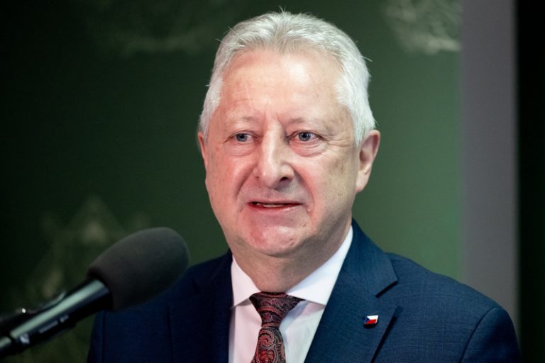 Ministr Zůna seznámil prezidenta s kandidáty na náčelníka generálního štábu