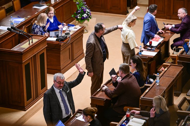Poslanci se sejdou k cenám pohonných hmot či veřejnoprávním médiím