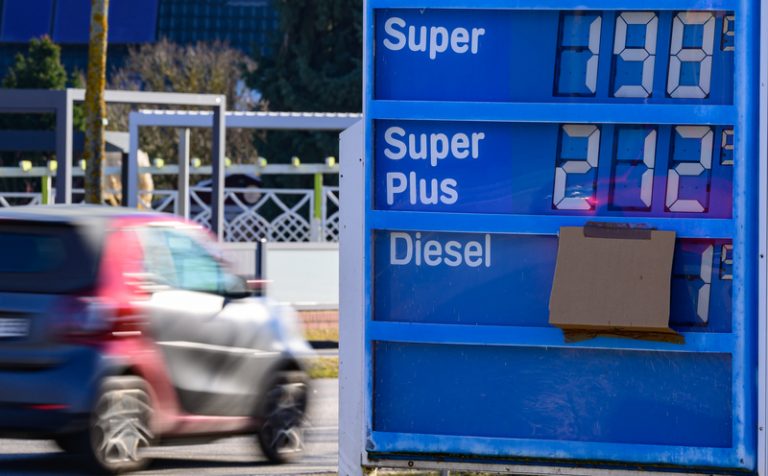 Německý parlament schválil dočasné snížení daně na pohonné hmoty