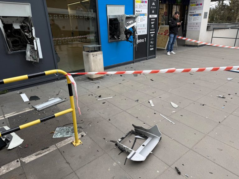 Bankomaty v Praze vykradli zloději na elektrokoloběžkách, škoda v milionech