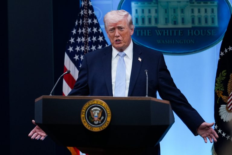 Trump: USA zahájí blokádu Hormuzského průlivu, nenechají se vydírat