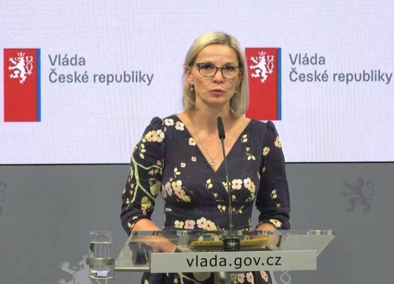 Mrázová odmítla opoziční výzvy k rezignaci, tvrdí, že neporušila předpisy