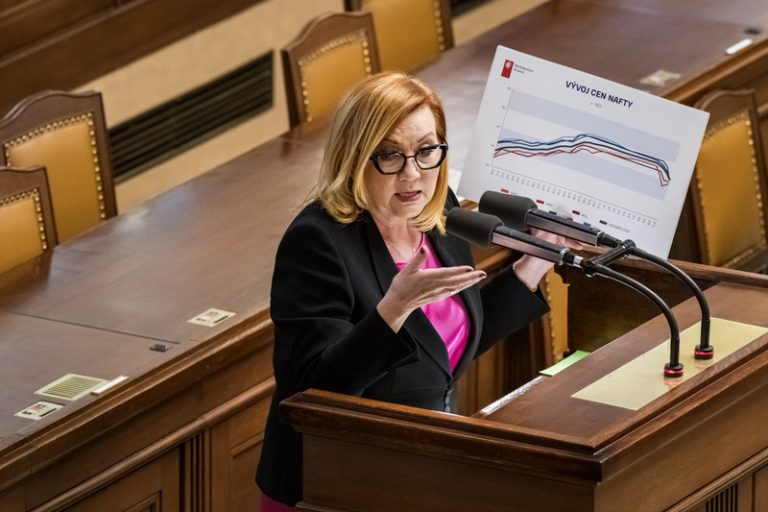 Sněmovna přehlasovala Senát a stvrdila zákon o regulaci cen pohonných hmot