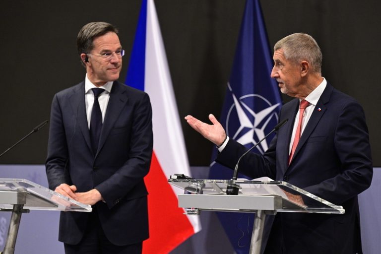 Vláda udělá vše pro to, aby závazky k NATO splnila, řekl Babiš Ruttemu