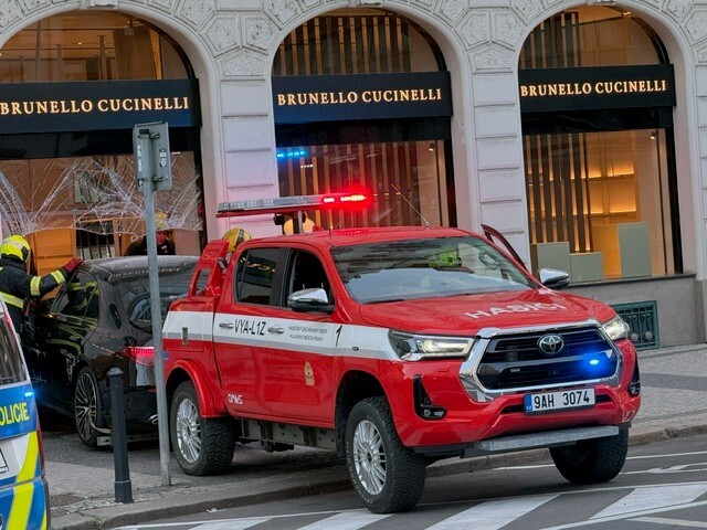 Seniorka vjela v centru Prahy autem do obchodu