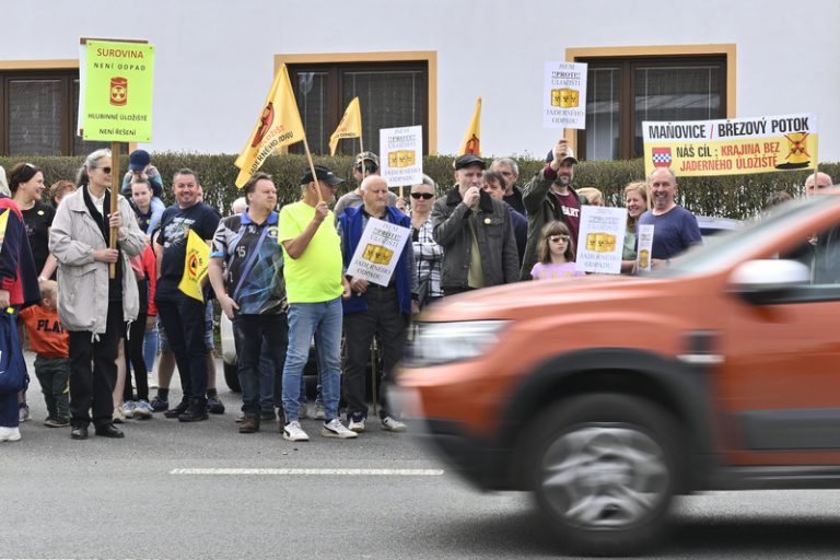 Lidé v Pošumaví na protest proti jadernému úložišti zablokovali hlavní silnici