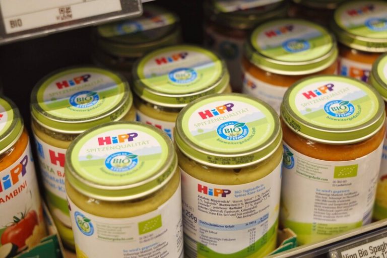 Kriminalisté prověřují, zda jsou v Česku otrávené dětské výživy