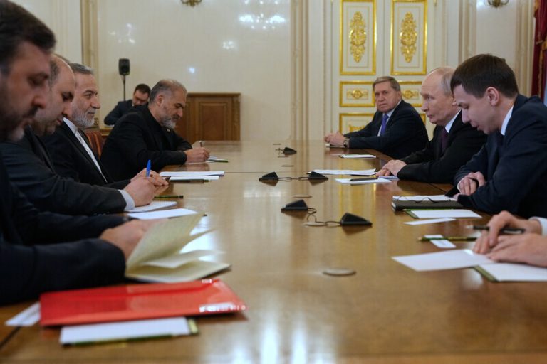 Putin přislíbil Arakčímu udělat vše pro mír na Blízkém východě