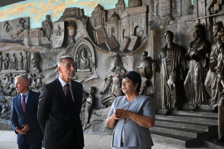 Babiš v Taškentu mluvil o spolupráci ve strojírenství, dopravě či turismu