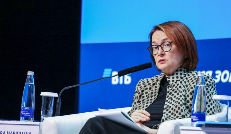 Železná lady v troskách ruských iluzí a temné pozadí kremelských financí