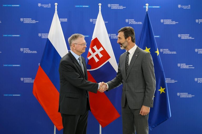 Uniklé rozhovory odhalují: ruský velvyslanec diktuje Ficově vládě – Blanár naslouchá, Brusel ustupuje