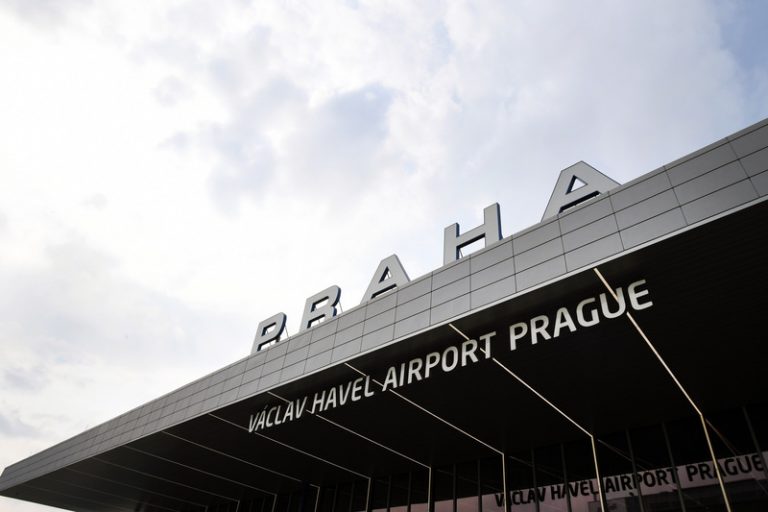 Letecký provoz v Praze narušil dron, policie zadržela jednoho člověka