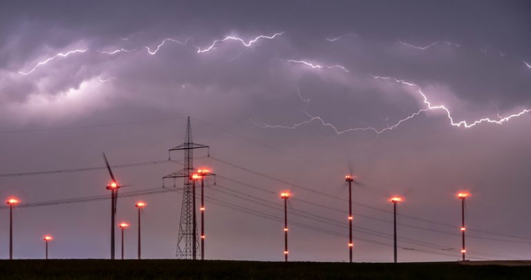 Kvůli bouřkám bylo na jihu Čech bez elektřiny až 10.000 odběratelů