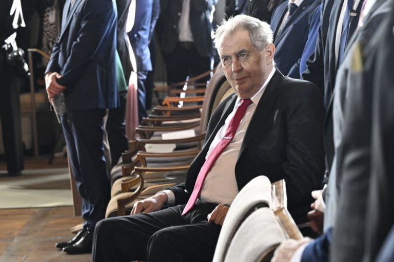 Sněmovna by mohla navrhnout Pavlovi na vyznamenání jeho předchůdce Zemana
