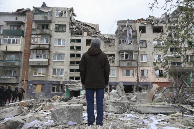 Ukrajinci čelí pocitu, že svět si na válku zvyká, míní humanitární pracovnice