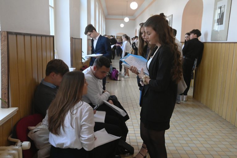 Maturanty dnes čeká povinný didaktický test z českého jazyka a literatury