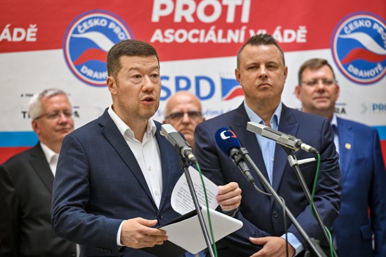 Institut žádá Okamuru, aby zastavil Rajchlovy útoky na žurnalisty