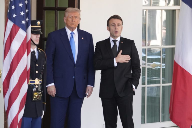 Macron odsoudil Trumpovo vyhrožování zvýšením cel na dovoz aut z EU