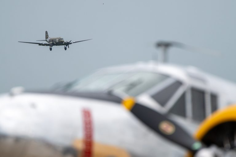 Na příjezdu k hradeckému letišti, kde je Aviatická pouť, se místy tvoří kolony