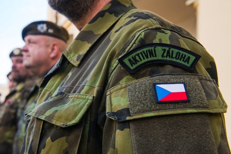 Průzkum: Češi se považují za vlastence, podle většiny je ale obrana věcí armády