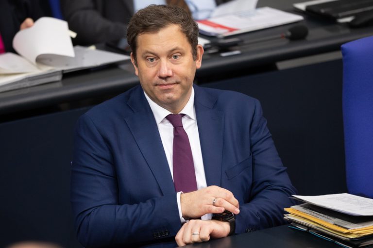 Evropa musí posílit, neměla by ale dělat protiamerickou politiku, řekl Klingbeil