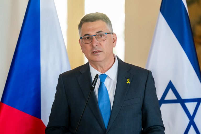 Do Prahy dnes dorazí izraelský ministr zahraničí Gideon Saar