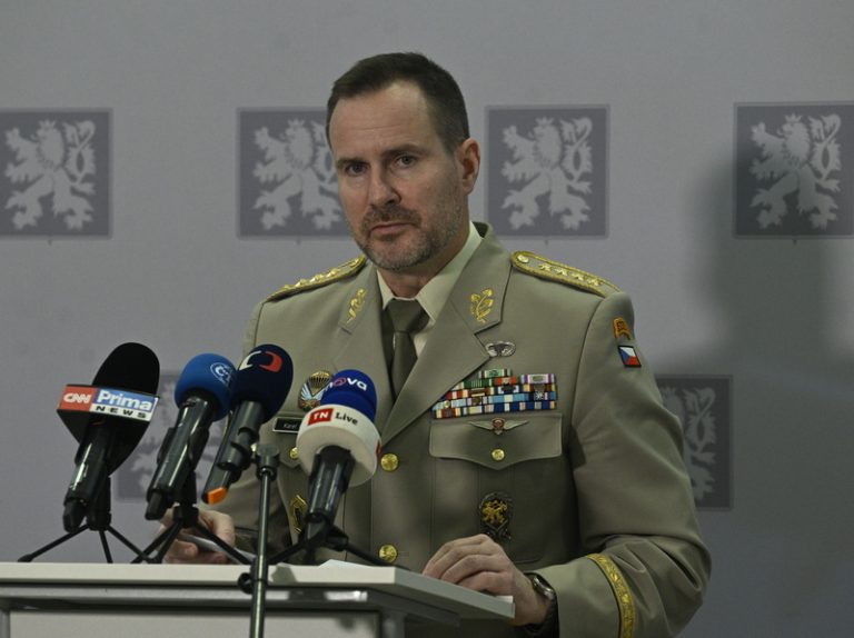 Francie udělila šéfovi české armády Řehkovi Národní řád za zásluhy