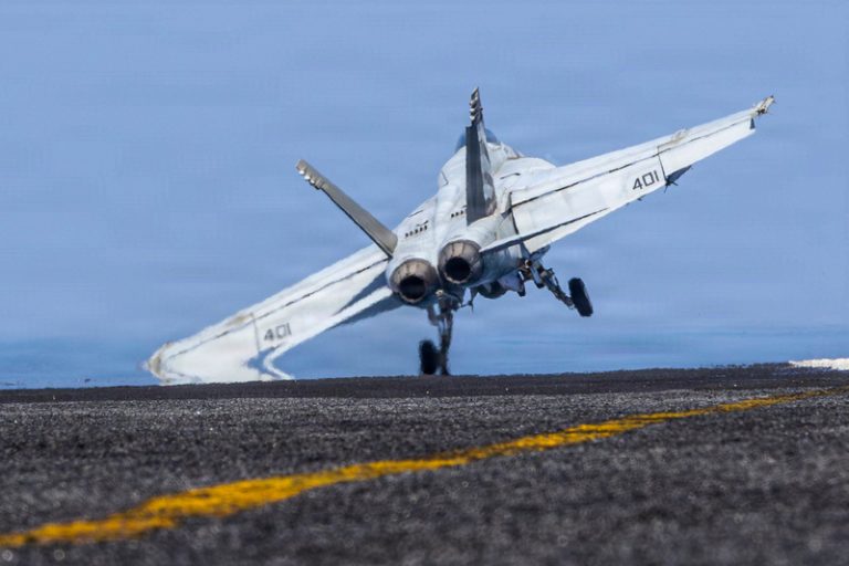 USA zastavily v Ománském zálivu íránský tanker, letoun F/A-18 zasáhl kormidlo