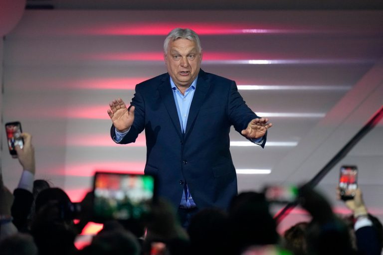 Reuters: Orbánovo mediální impérium se po volební porážce hroutí