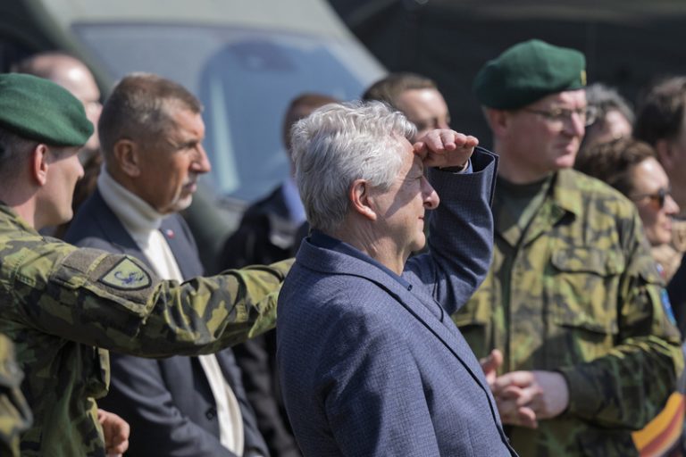 Babiš: Vláda v nové koncepci armády plánuje mj. posílit nábor nových vojáků