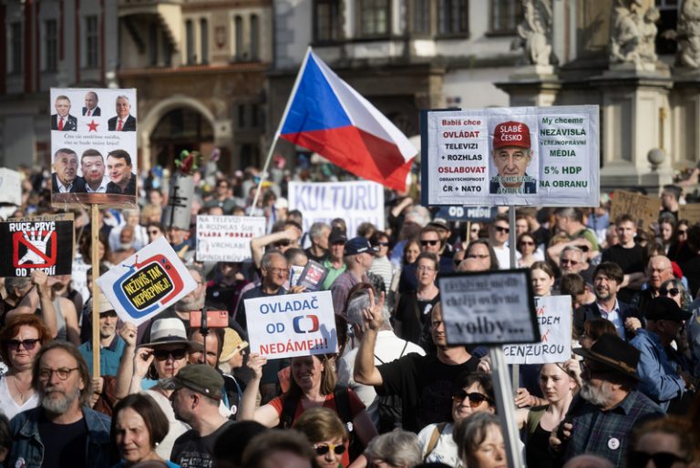 Milion Chvilek: V Praze se dnes na podporu ČT a ČRo sešly desítky tisíc lidí