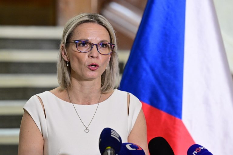 Mrázová cítí Babišovu podporu, opozice stále trvá na její rezignaci