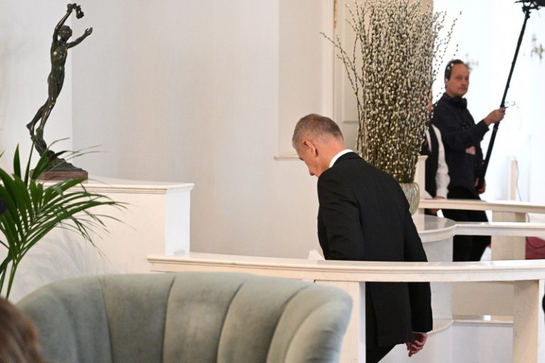 Špaček pokládá Babišovo zpoždění za neomluvitelné, Sklenář by byl smířlivý